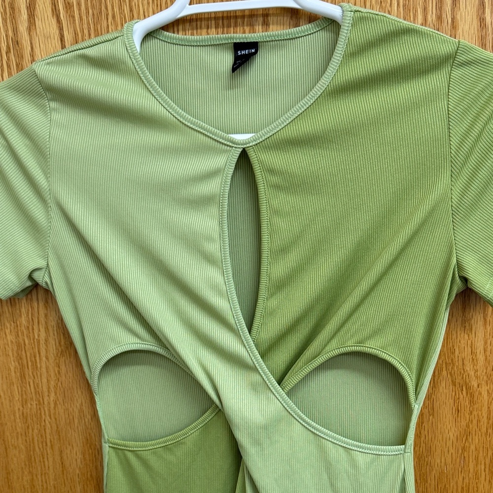 Chic Two-Tone Green Midi Dress - Picture 3 of 5